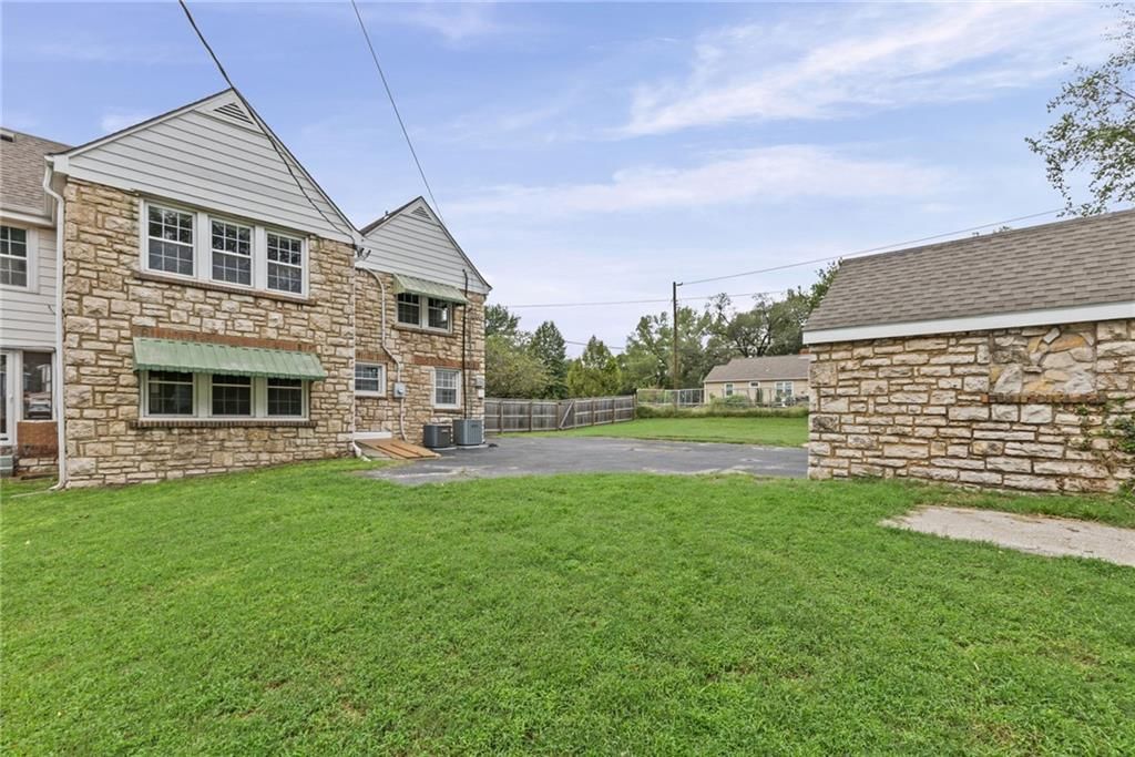 429 N Van Brunt Boulevard — photo 37
