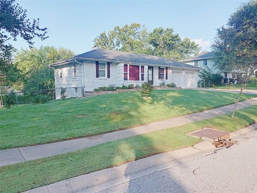 10704 BALES Avenue — photo 2