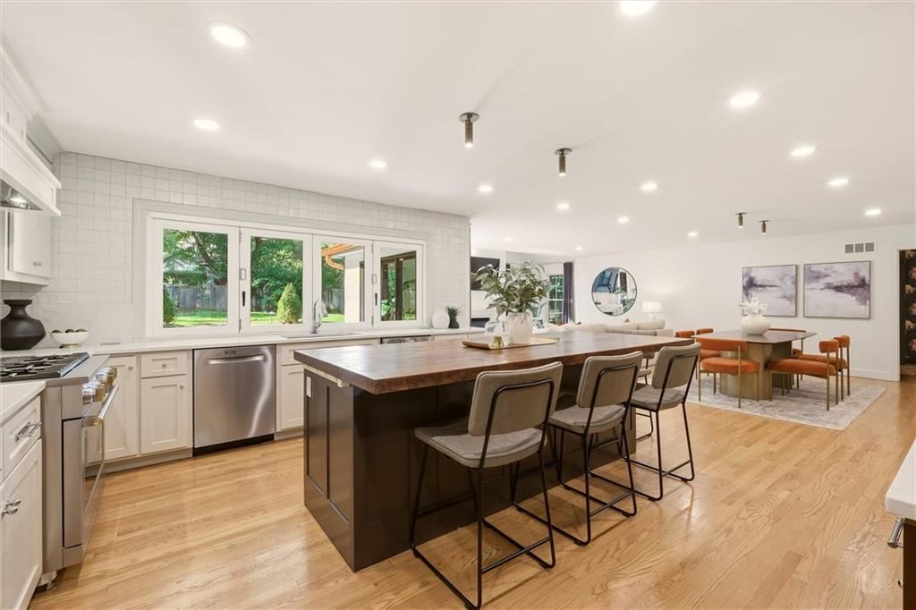 Photo 13 of 72 - 2832 W 91st Street