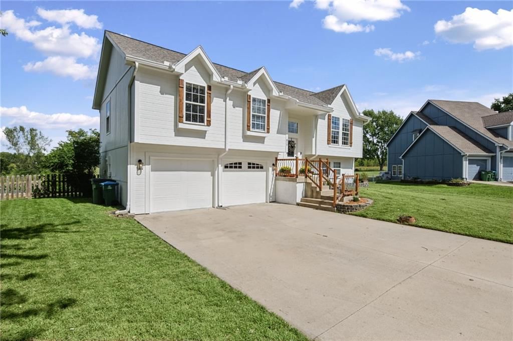 810 S Morgan Drive, Peculiar, MO: listing photo 3