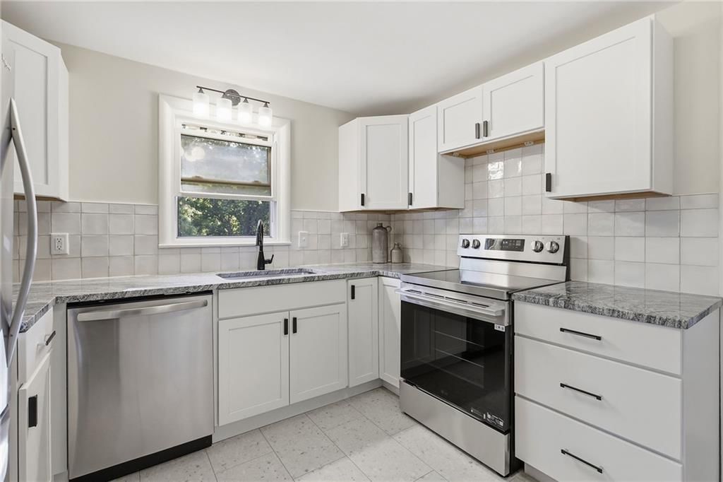 Electric range at 5909 Melrose Lane, Shawnee, KS 66203