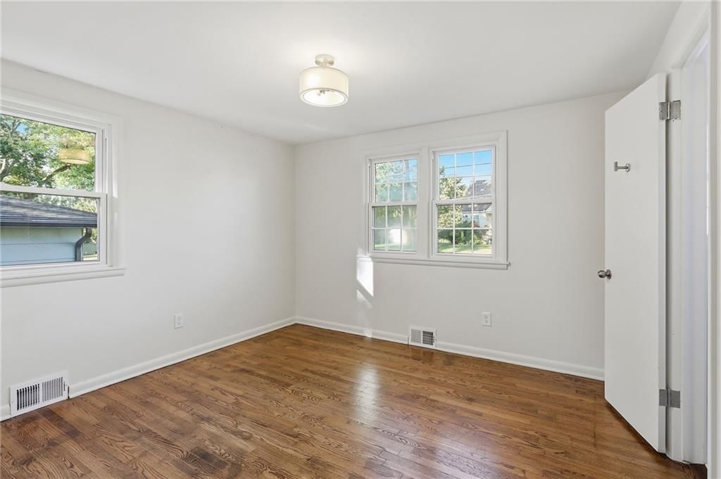 Photo 11 of 22 - 5909 Melrose Lane, Shawnee, KS 66203