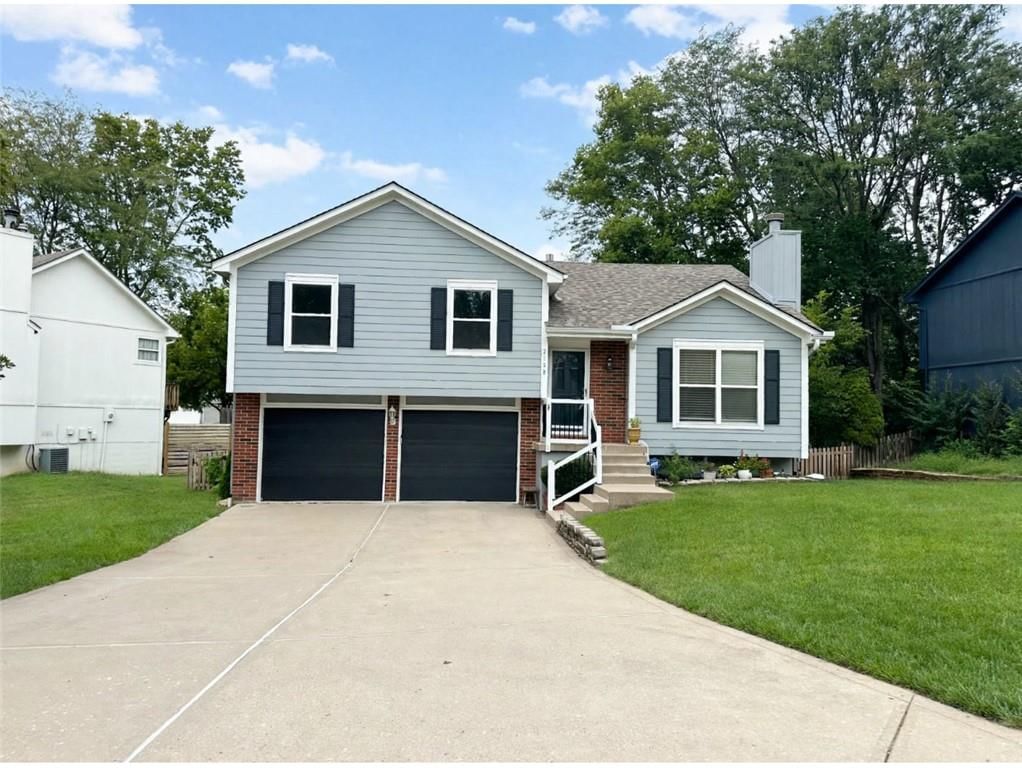 2108 SW STERLING Drive, Lee's Summit, MO: listing photo 2