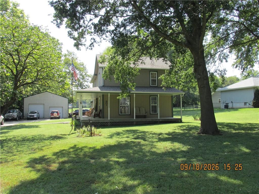 301 Oak Street W — photo 5