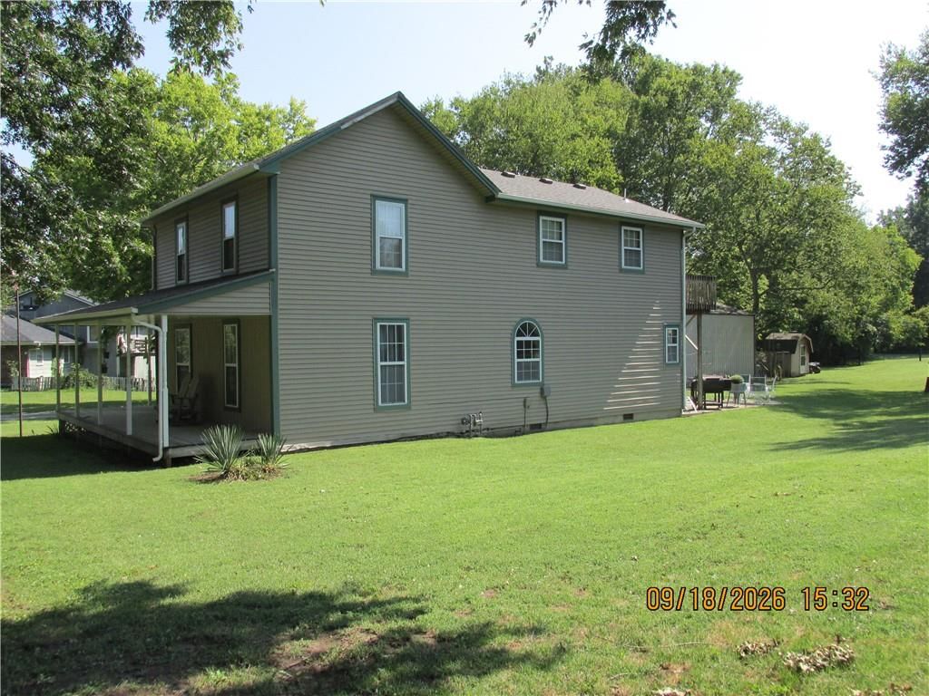 301 Oak Street W — photo 8