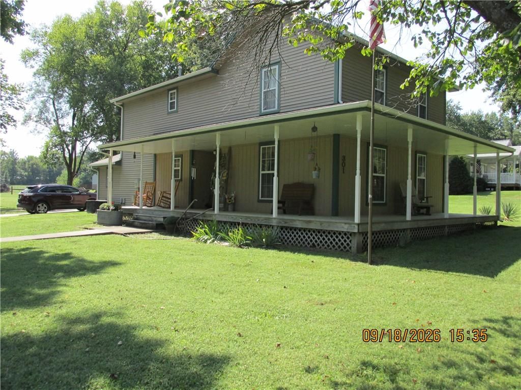 301 Oak Street W — photo 11