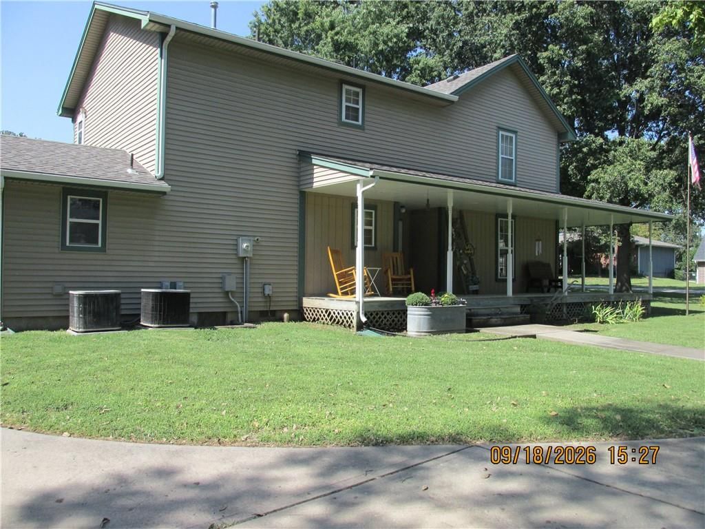 301 Oak Street W — photo 12