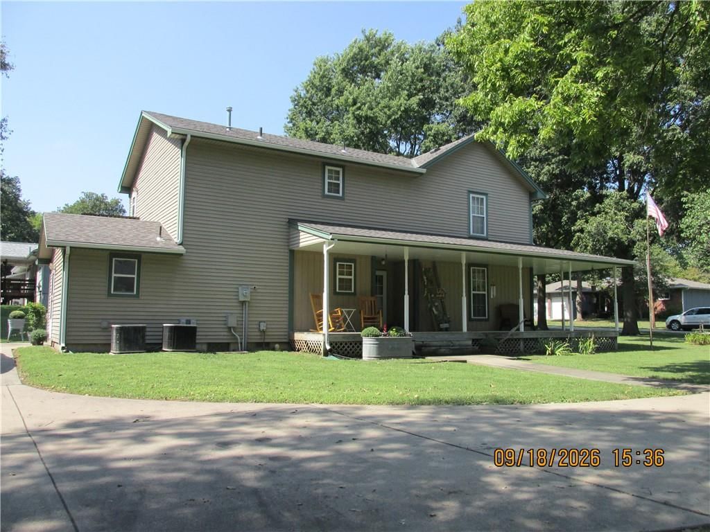 301 Oak Street W — photo 13