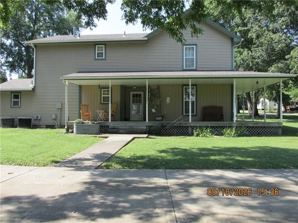 301 Oak Street W — photo 14