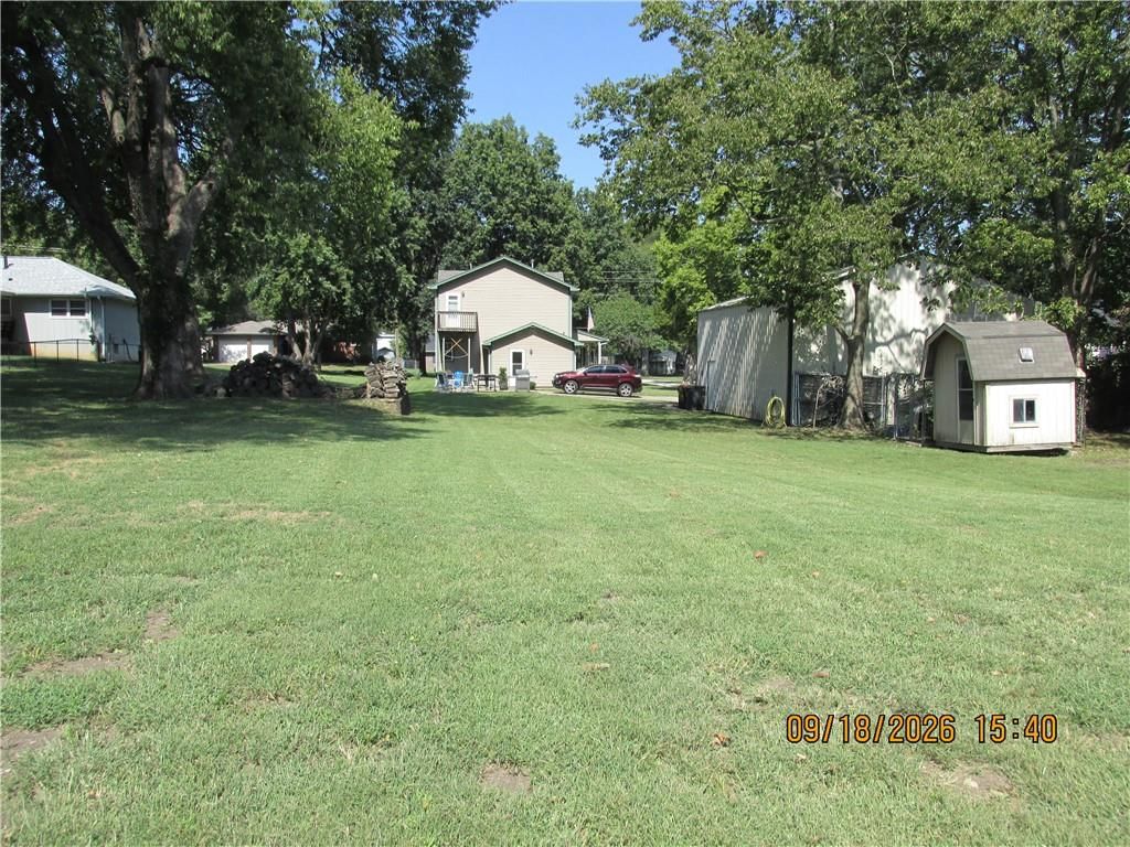 301 Oak Street W — photo 18