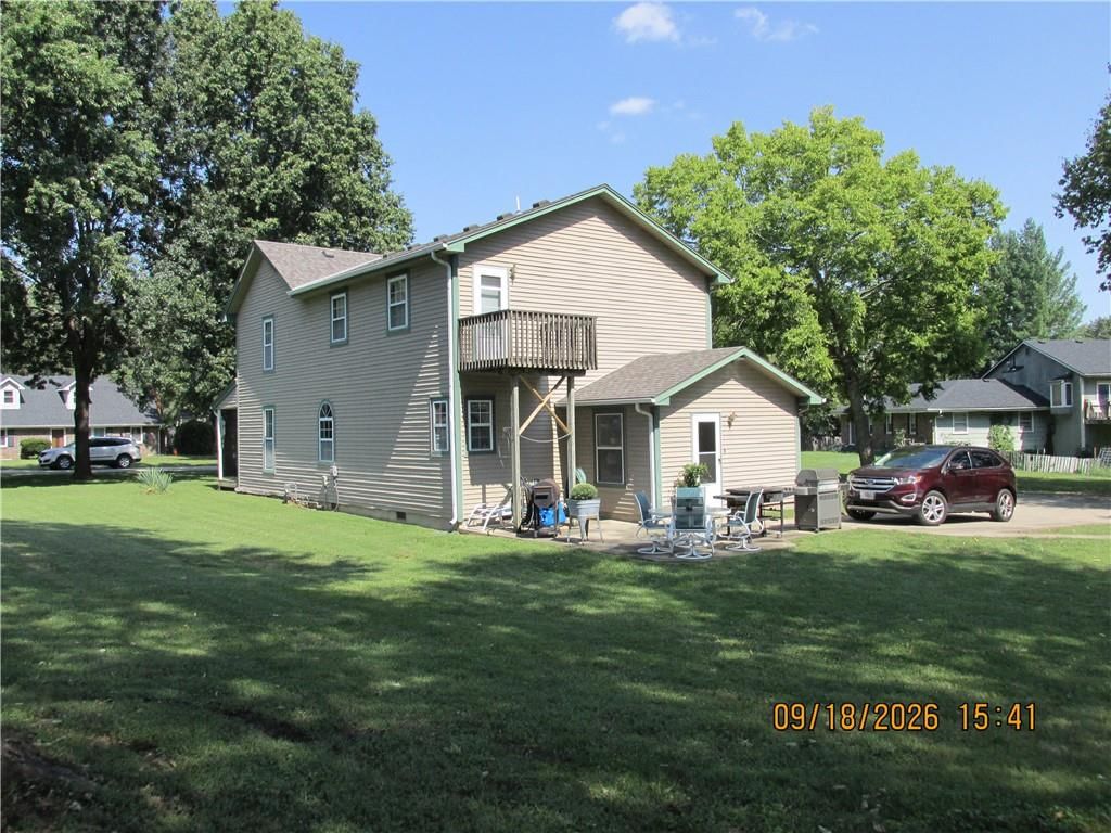 301 Oak Street W — photo 22