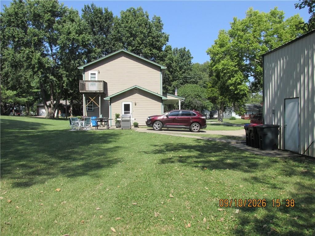 301 Oak Street W — photo 27