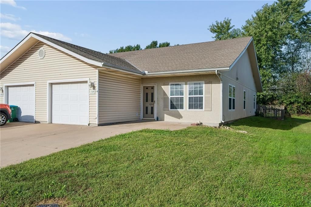 729 Meadow Lane, Peculiar, MO
