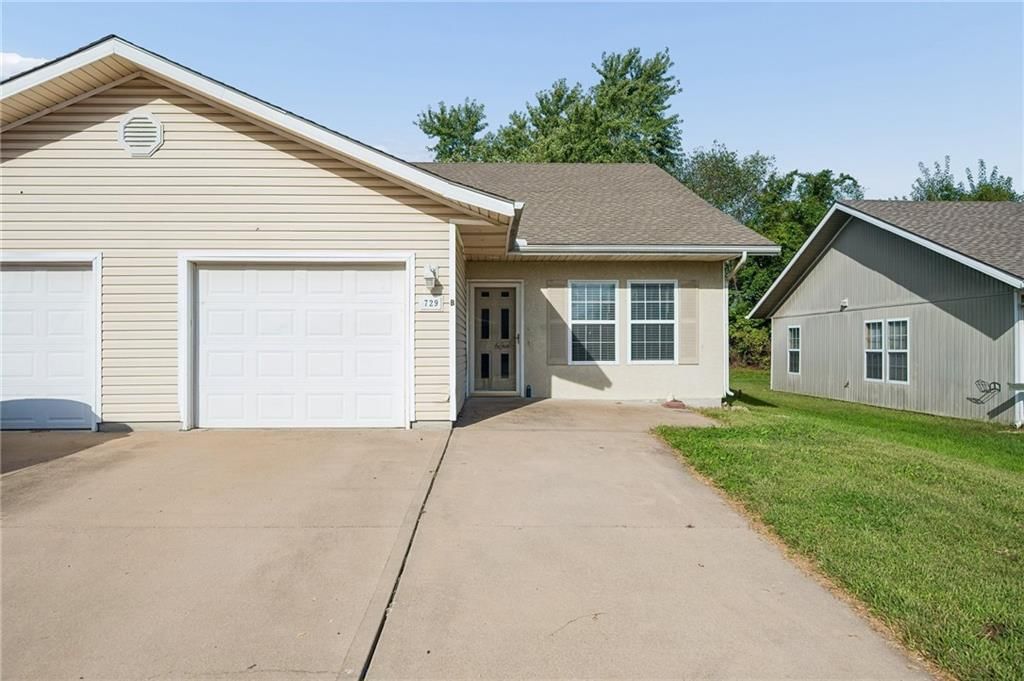 729 Meadow Lane, Peculiar, MO: listing photo 2