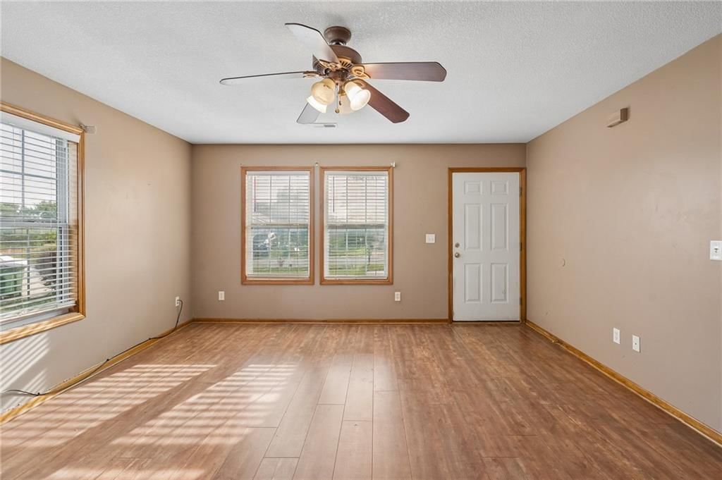 729 Meadow Lane, Peculiar, MO: listing photo 3