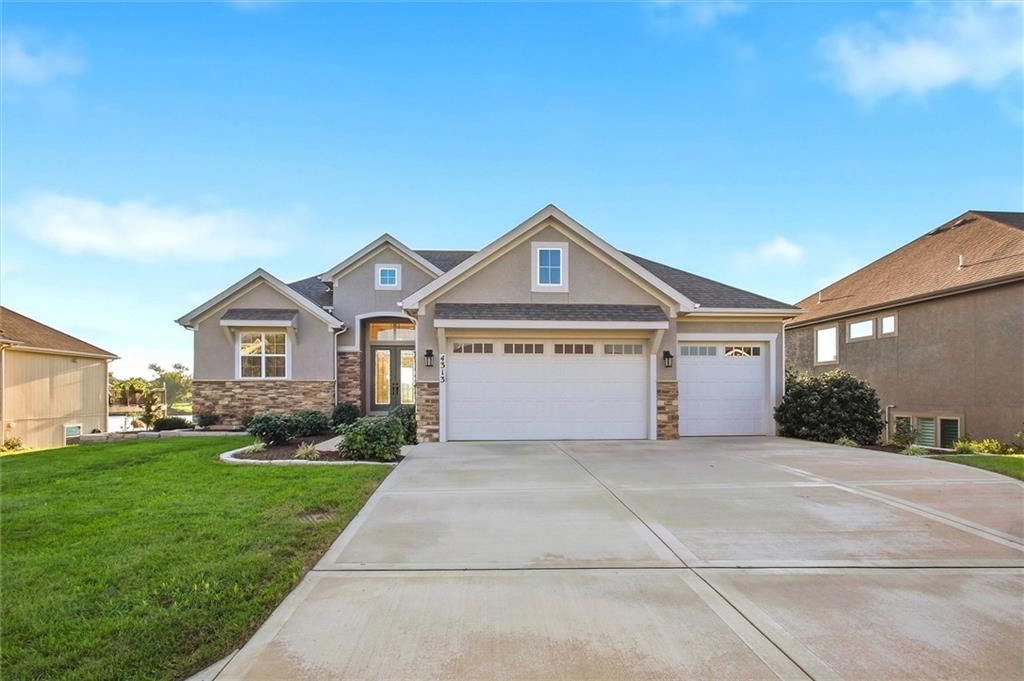 4313 Lakeshore Drive, Basehor, KS