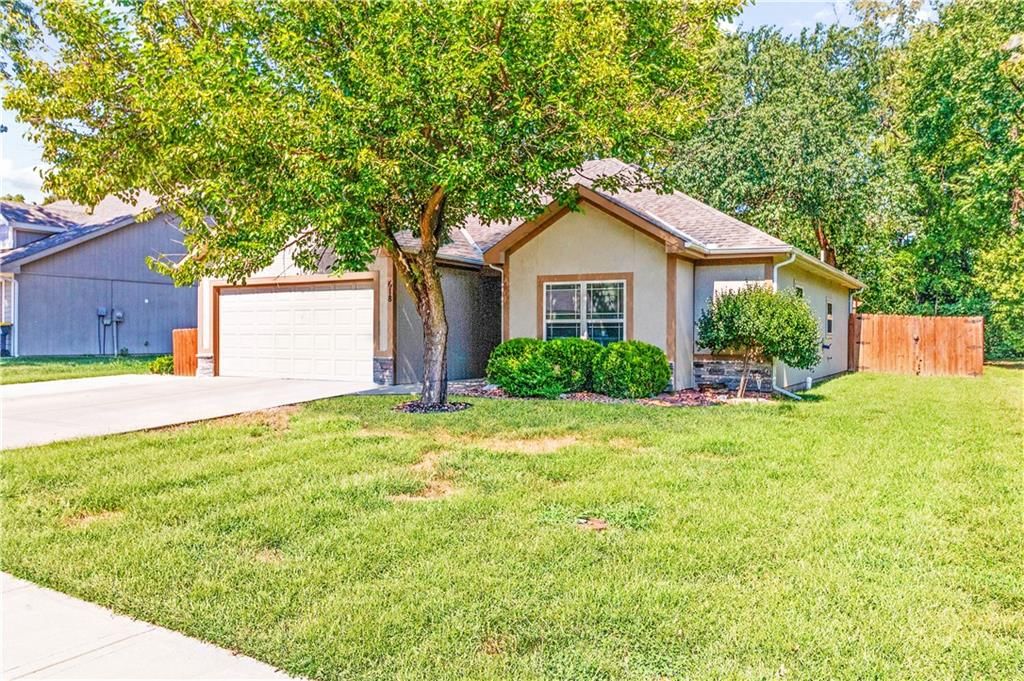 618 NW Walnut Street, Grain Valley, MO: listing photo 2