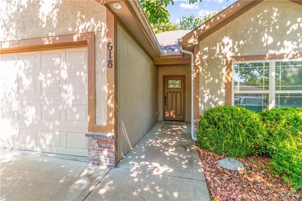 618 NW Walnut Street, Grain Valley, MO: listing photo 3