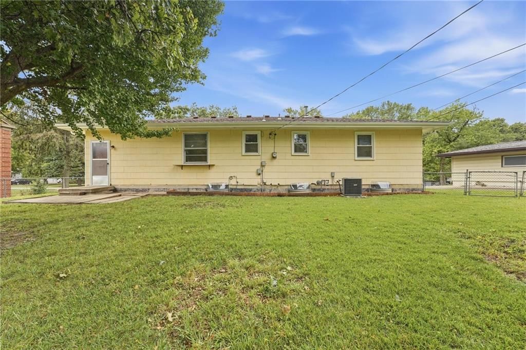 2404 NE Shady Lane Drive — photo 28