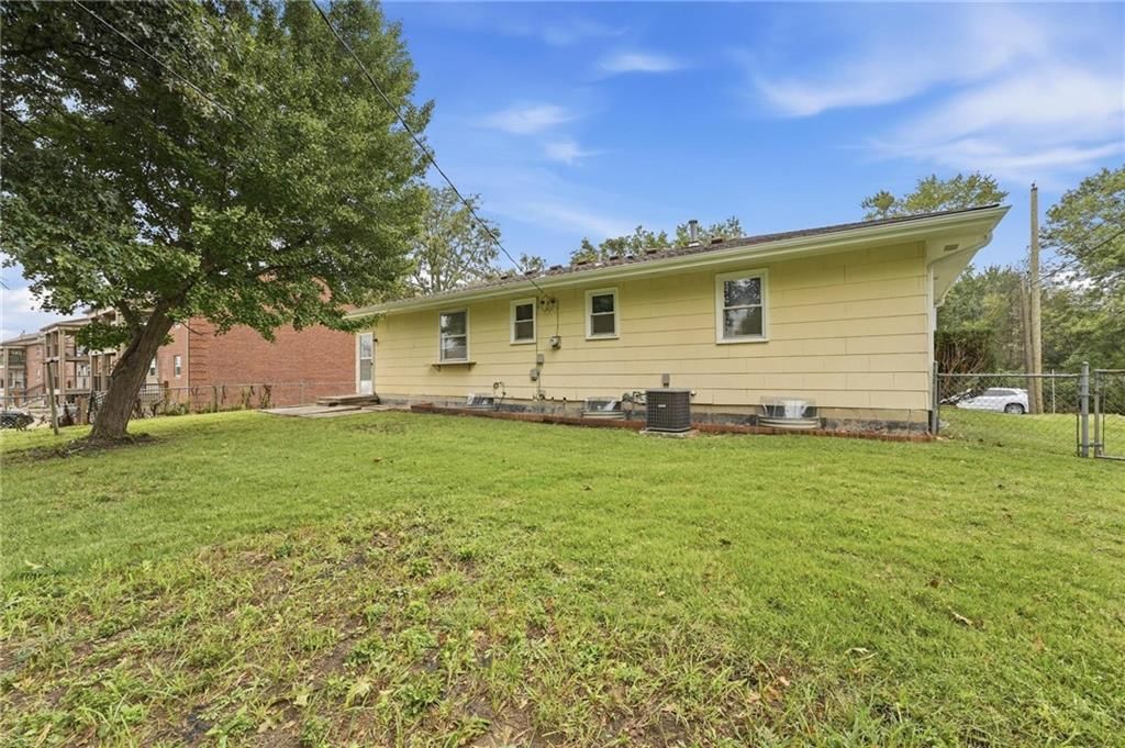 2404 NE Shady Lane Drive — photo 30