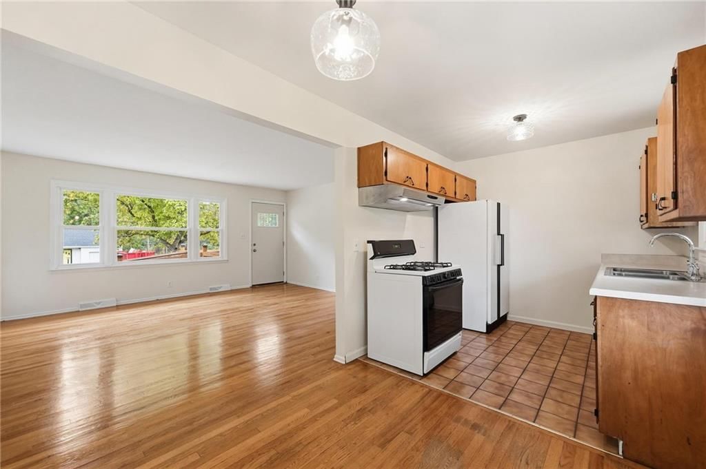 Photo 12 of 31 - 2404 NE Shady Lane Drive, Gladstone, MO 64118