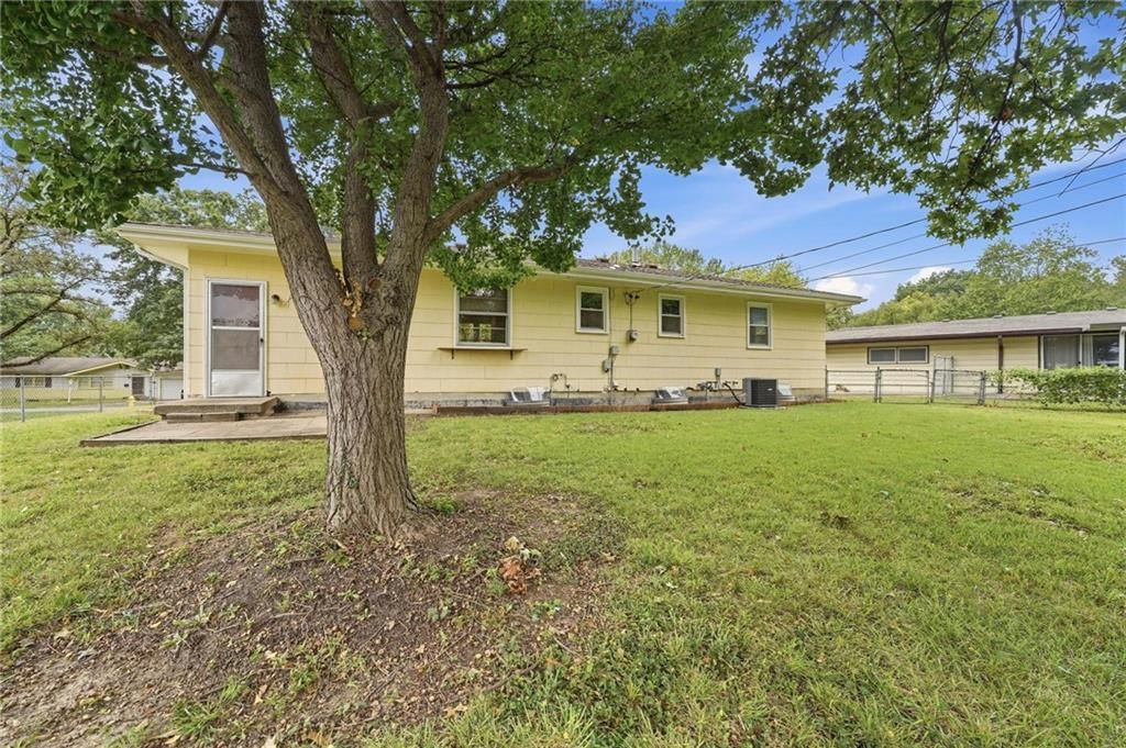 Photo 29 of 31 - 2404 NE Shady Lane Drive, Gladstone, MO 64118