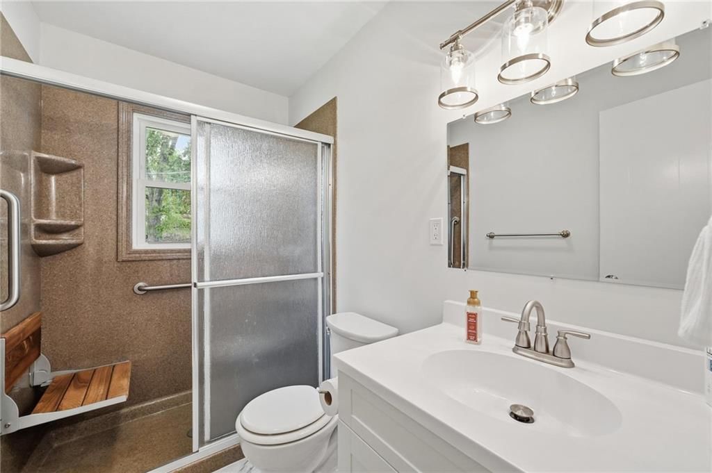 Photo 17 of 31 - 2404 NE Shady Lane Drive, Gladstone, MO 64118