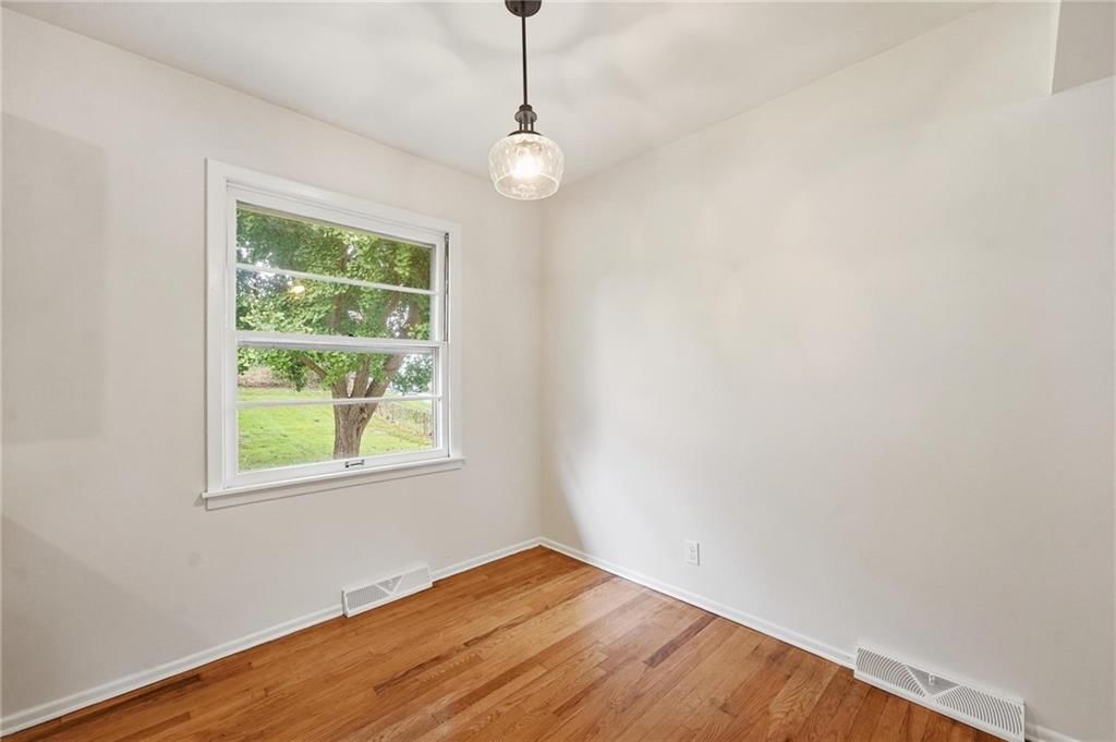 Photo 11 of 31 - 2404 NE Shady Lane Drive, Gladstone, MO 64118
