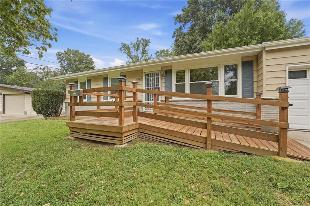 2404 NE Shady Lane Drive, Gladstone, MO: listing photo 3