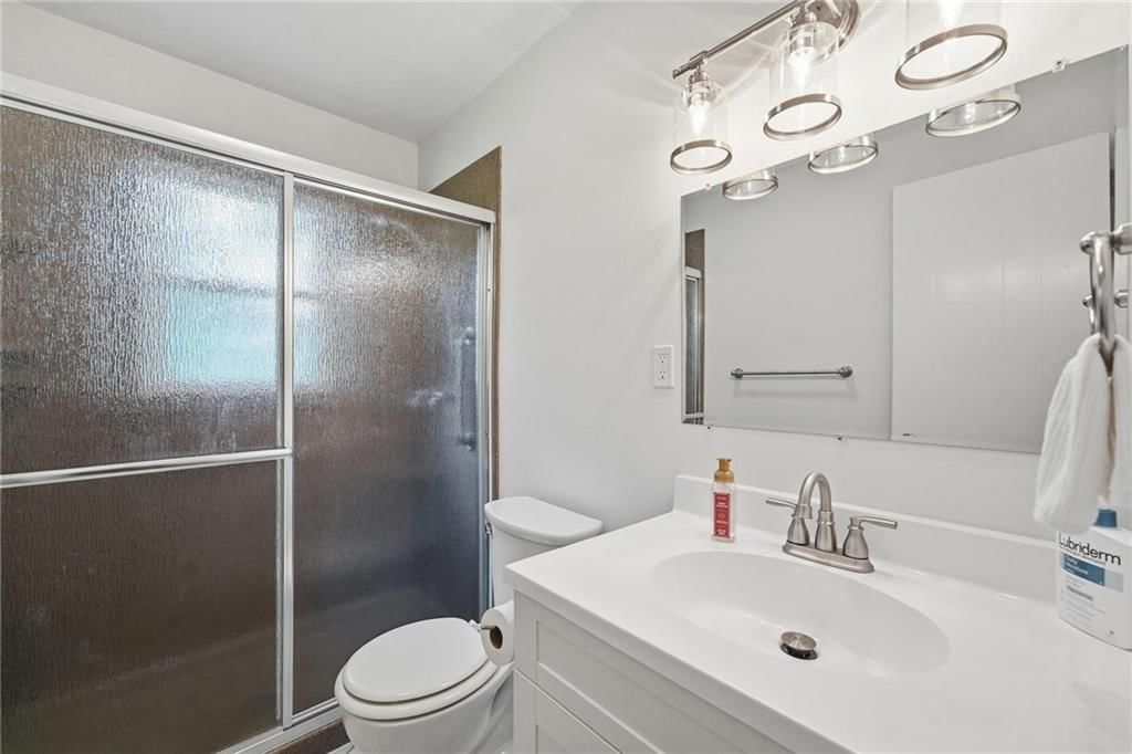 Photo 16 of 31 - 2404 NE Shady Lane Drive, Gladstone, MO 64118