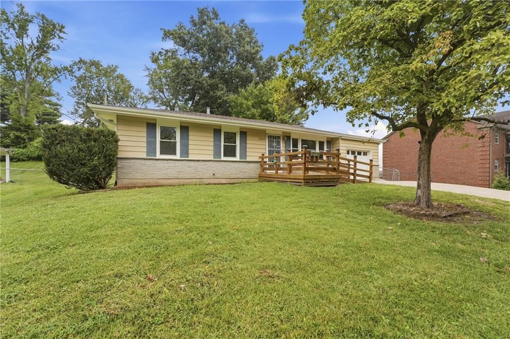 2404 NE Shady Lane Drive, Gladstone, MO: listing photo 2