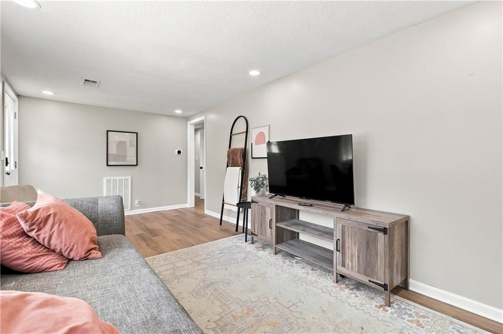 8804 E 47th Street — photo 9