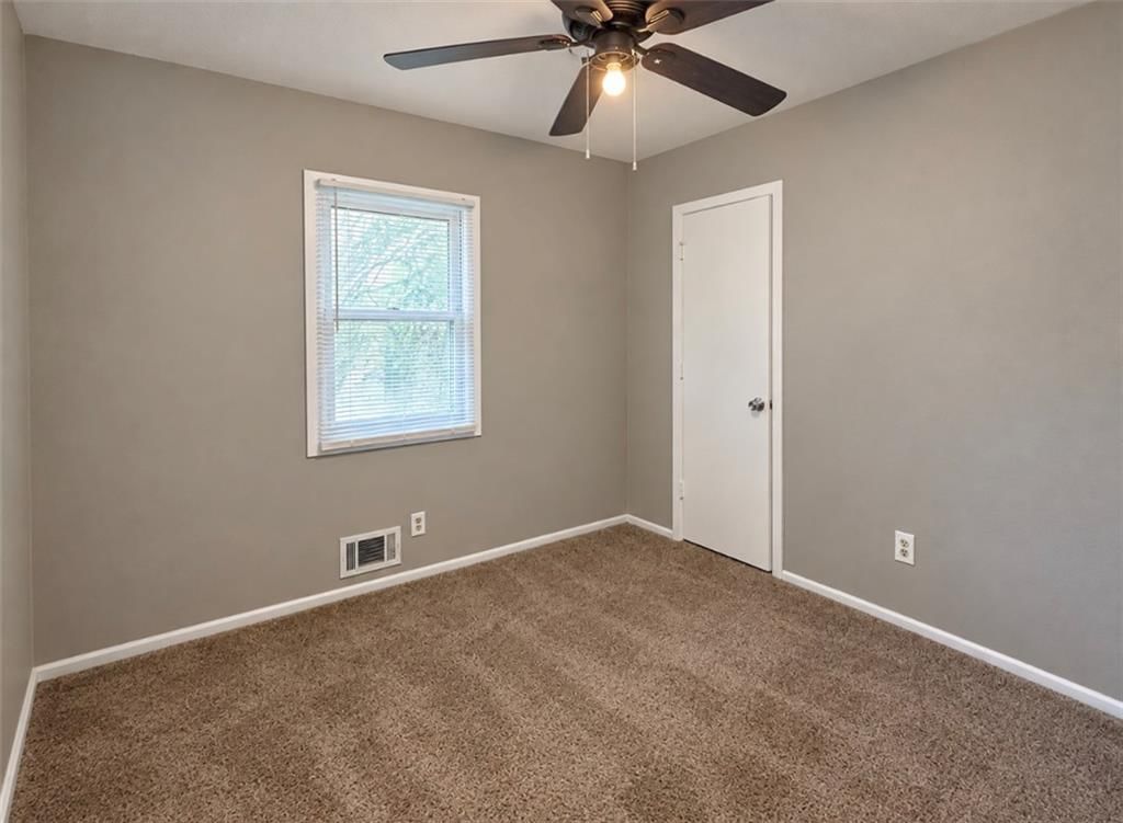 Photo 15 of 25 - 11806 E 58th Street, Kansas City, MO 64133