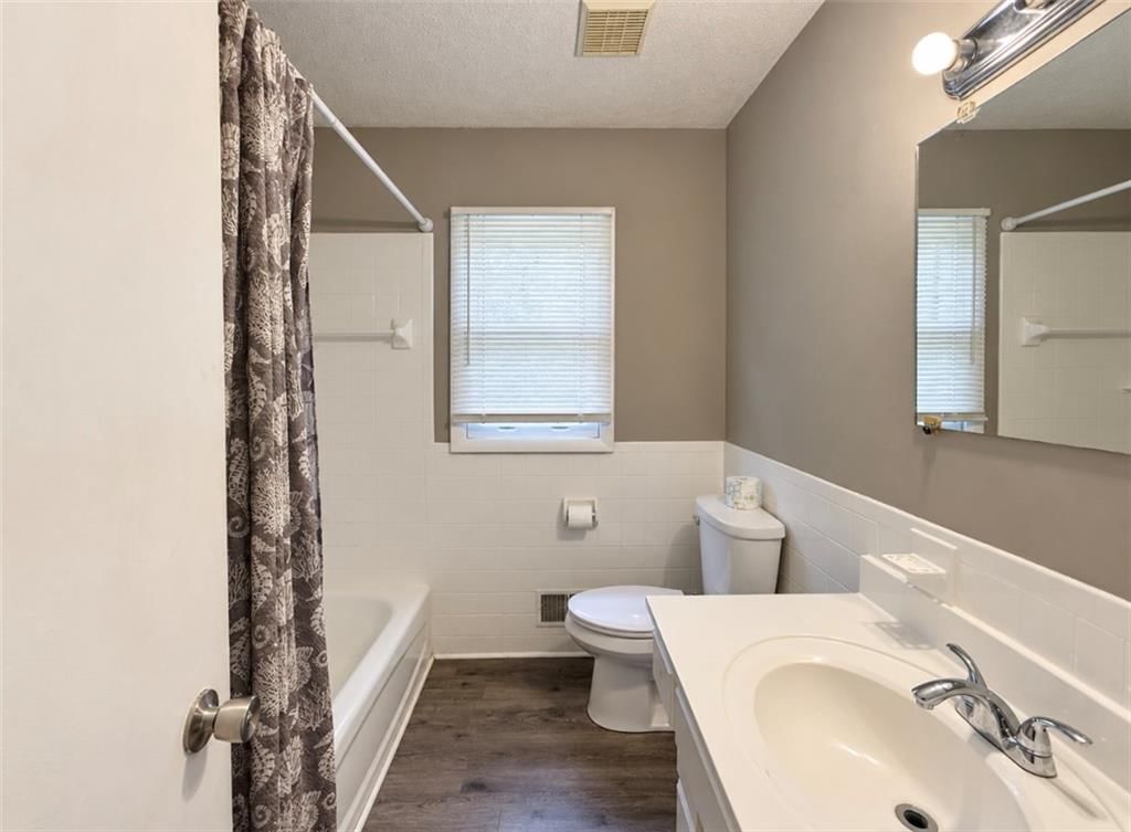 Tiled shower at 11806 E 58th Street, Kansas City, MO 64133