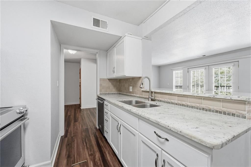 Photo 10 of 30 - 4727 Jarboe Street #95, Kansas City, MO 64112