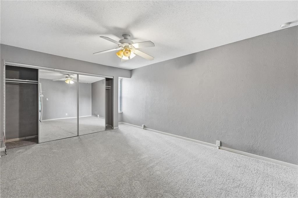 Photo 14 of 30 - 4727 Jarboe Street #95, Kansas City, MO 64112