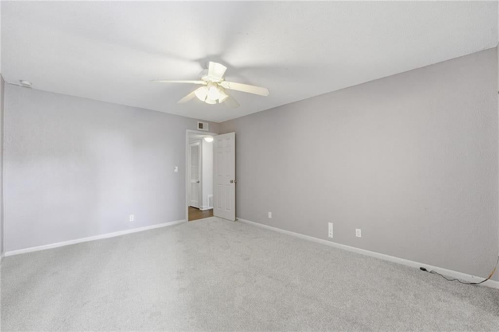 Photo 15 of 30 - 4727 Jarboe Street #95, Kansas City, MO 64112