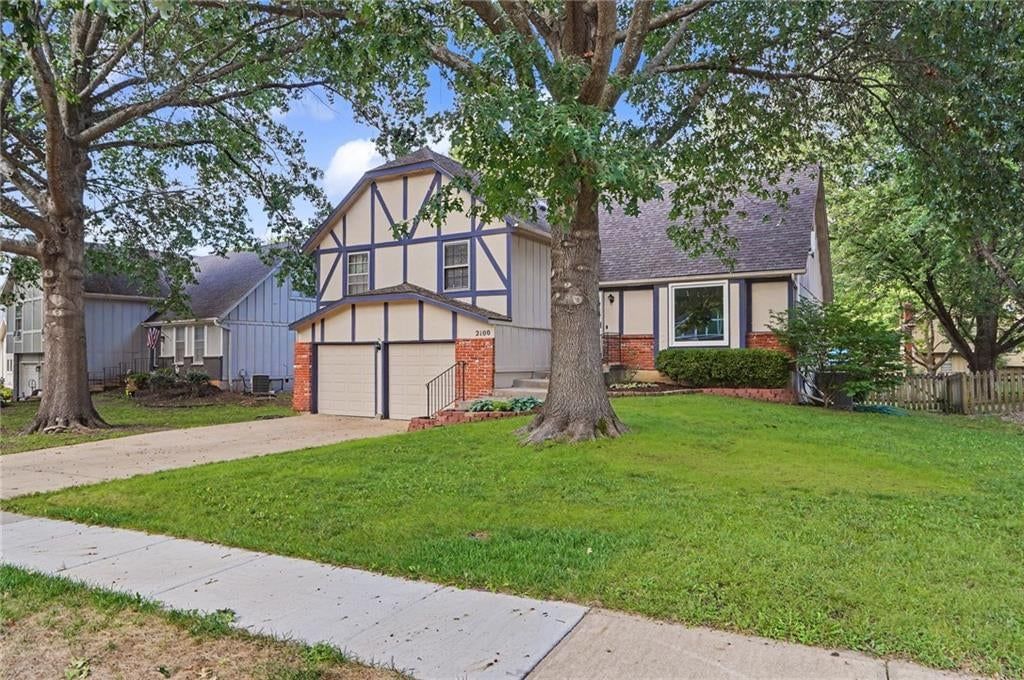 2100 E Sleepy Hollow Drive, Olathe, KS