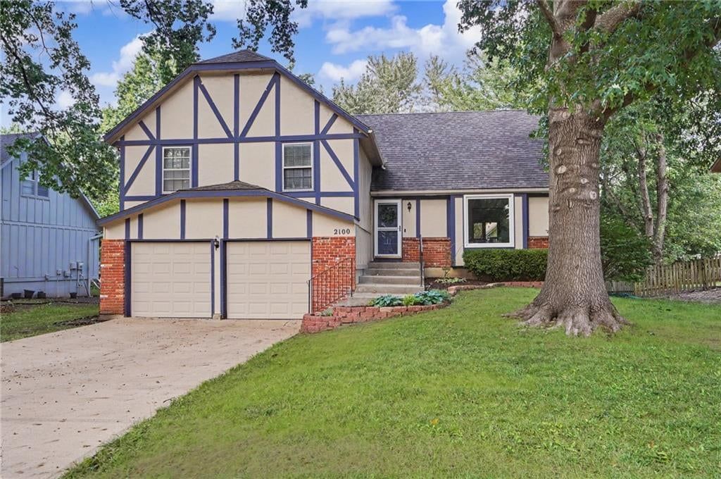 2100 E Sleepy Hollow Drive, Olathe, KS: listing photo 2