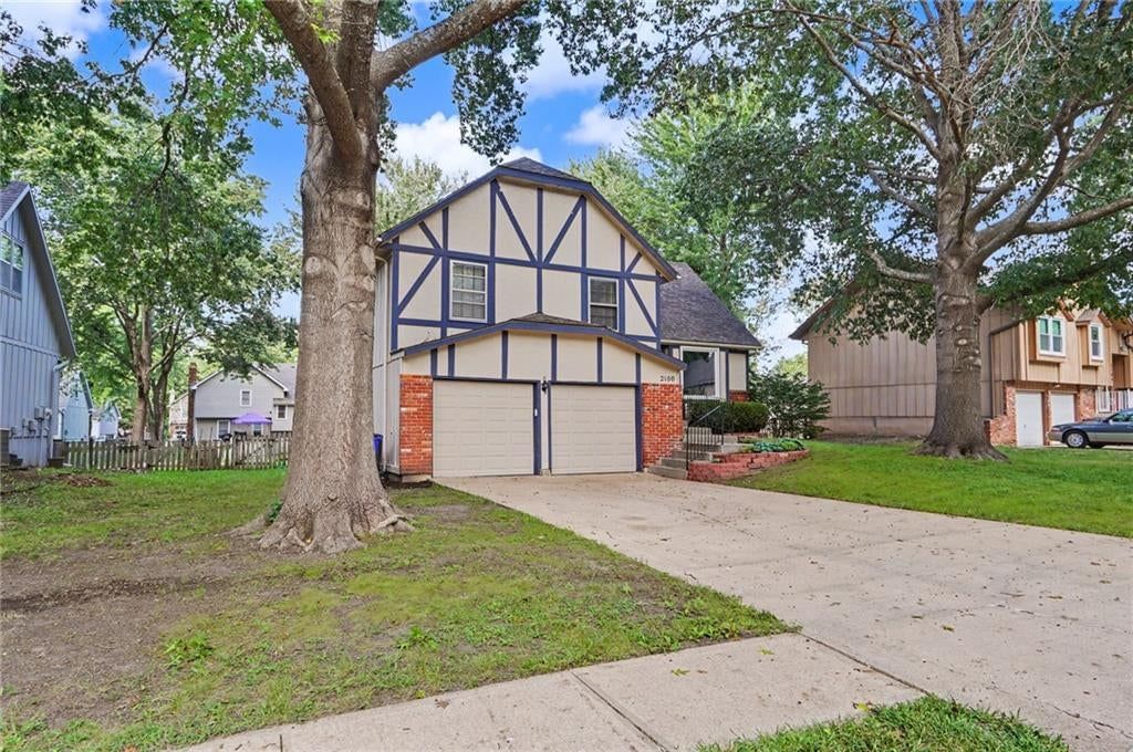 2100 E Sleepy Hollow Drive, Olathe, KS: listing photo 3
