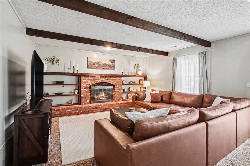 2100 E Sleepy Hollow Drive, Olathe, KS