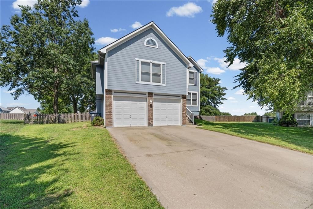 2512 NE Horseshoe Drive, Lee's Summit, MO: listing photo 2