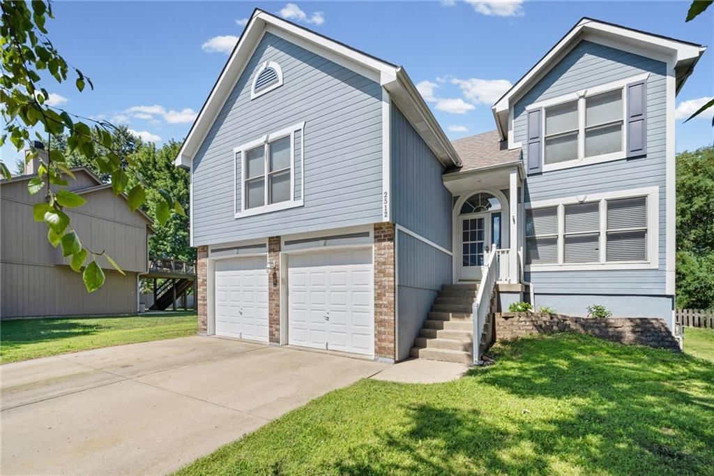 2512 NE Horseshoe Drive, Lee's Summit, MO: listing photo 3