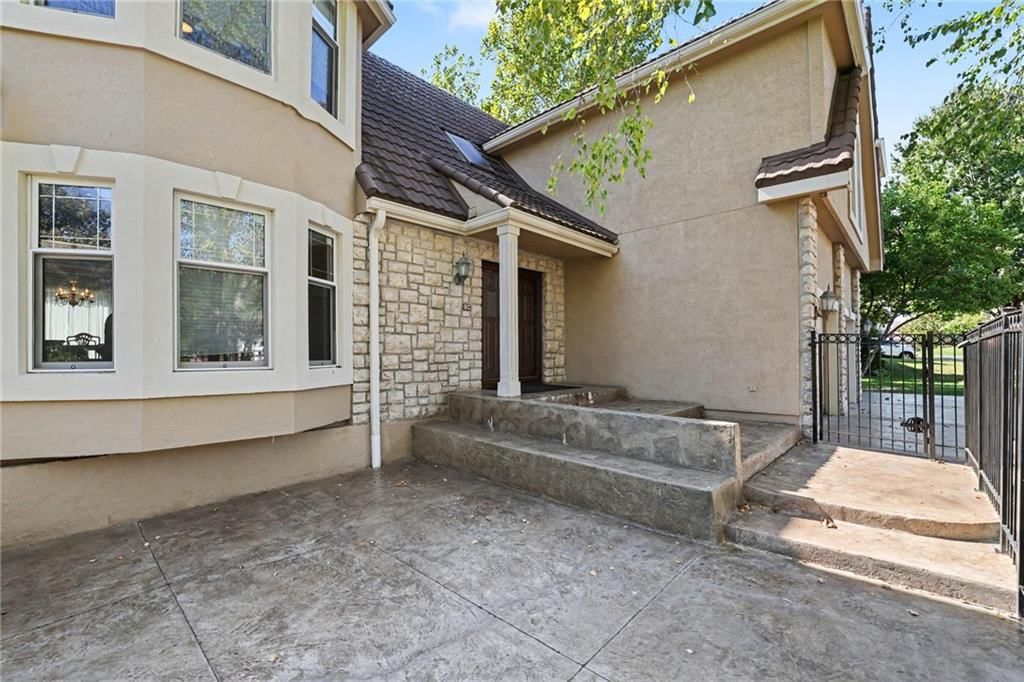 Photo 2 of 35 - 9913 W 125th Terrace, Overland Park, KS 66213