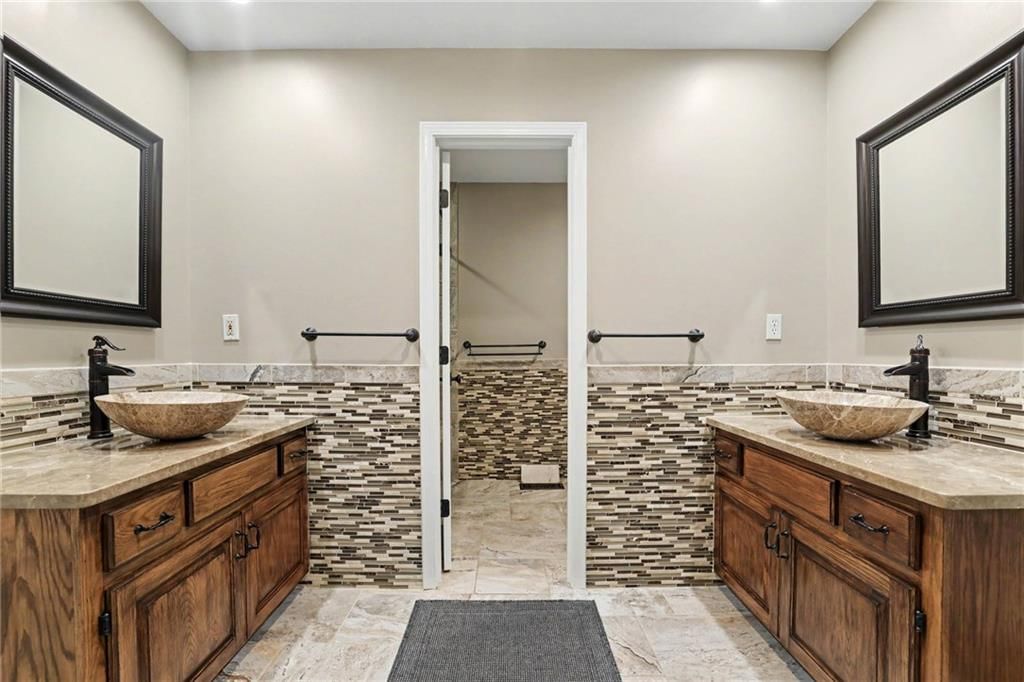 Photo 15 of 35 - 9913 W 125th Terrace, Overland Park, KS 66213