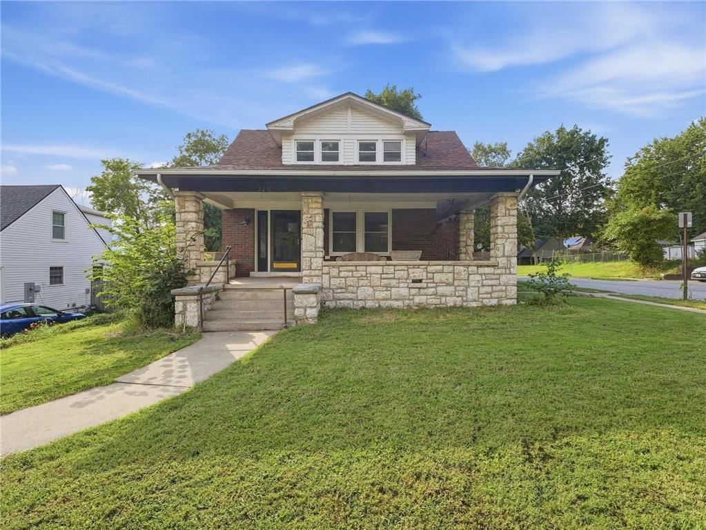 320 N River Boulevard, Independence, MO: listing photo 2