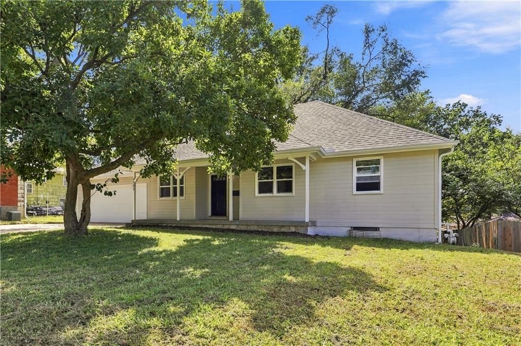Photo 4 of 49 - 9509 E 79th Street, Raytown, MO 64138