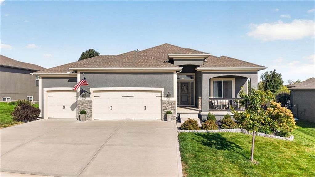 504 Bentwater Drive, Raymore, MO: listing photo 2