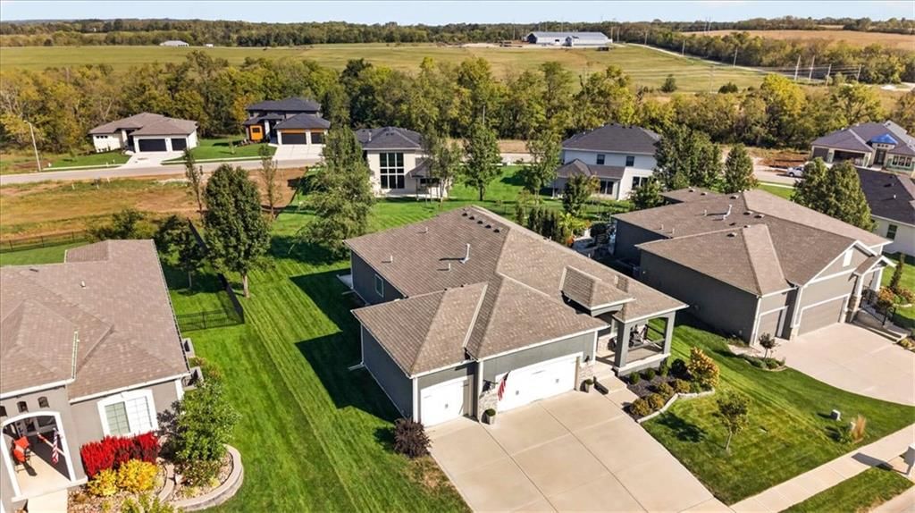 504 Bentwater Drive, Raymore, MO: listing photo 3