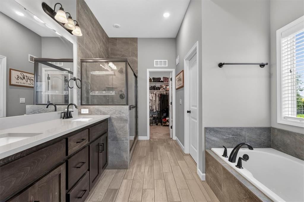 Freestanding tub at 504 Bentwater Drive, Raymore, MO 64083